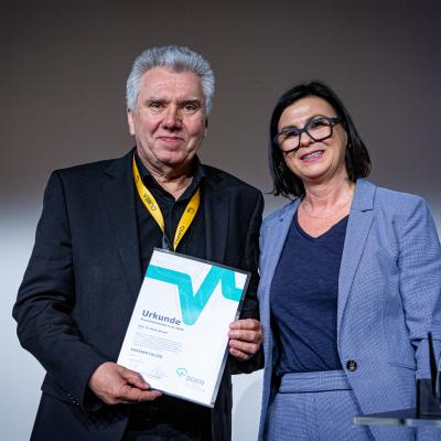 Prof. Ulrich Brandl wird zum DGKN-Ehrenmitglied ernannt. Rechts: Kongresspräsidentin Prof. Susanne Schubert-Bast